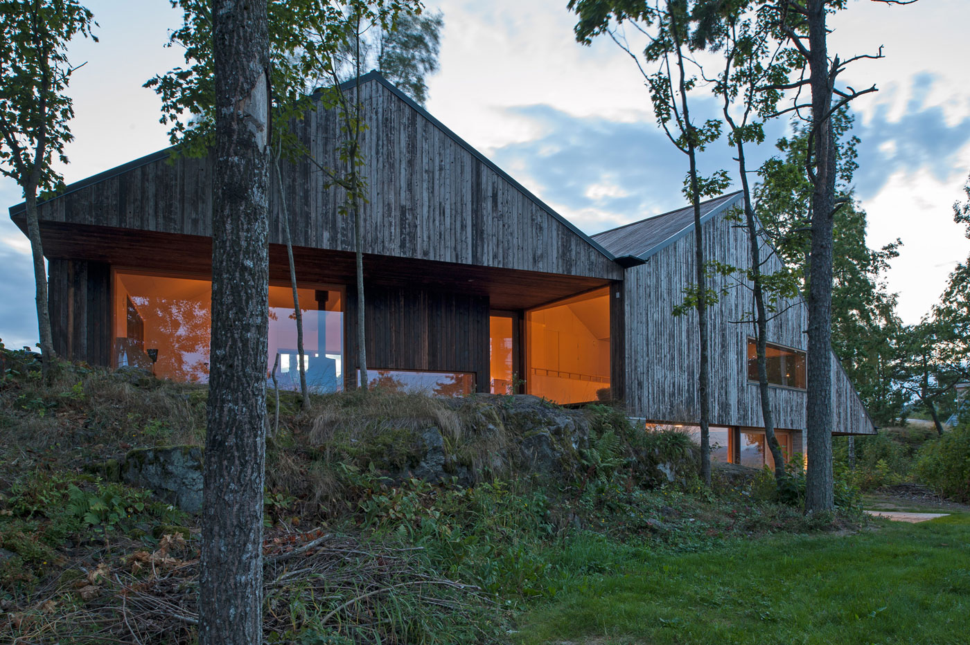 A Stunning Double-Gabled House Surrounded by Lush Natural Landscape in Holmestrand, Norway by Schjelderup Trondahl Architects AS (15)