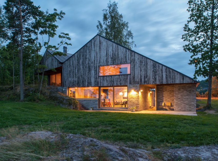 A Stunning Double-Gabled House Surrounded by Lush Natural Landscape in Holmestrand, Norway by Schjelderup Trondahl Architects AS (16)