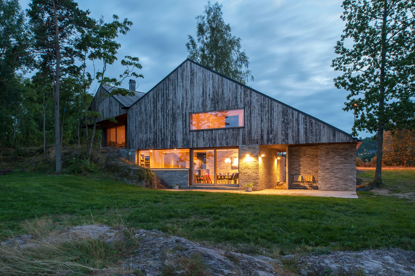 A Stunning Double-Gabled House Surrounded by Lush Natural Landscape in Holmestrand, Norway by Schjelderup Trondahl Architects AS (16)