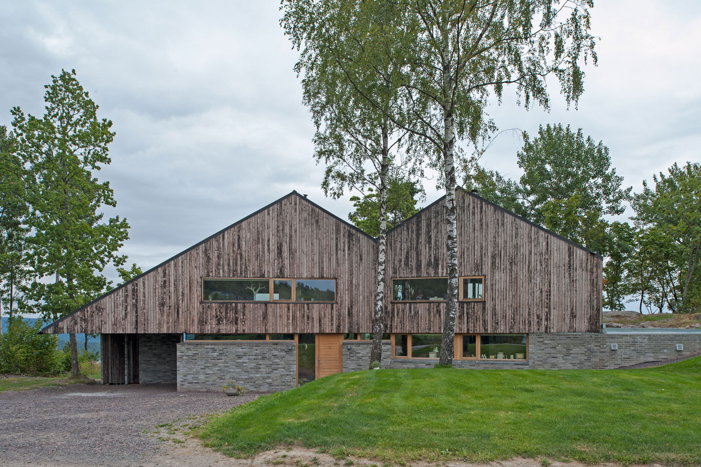 A Stunning Double-Gabled House Surrounded by Lush Natural Landscape in Holmestrand, Norway by Schjelderup Trondahl Architects AS (2)