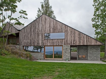 A Stunning Double-Gabled House Surrounded by Lush Natural Landscape in Holmestrand, Norway by Schjelderup Trondahl Architects AS (4)