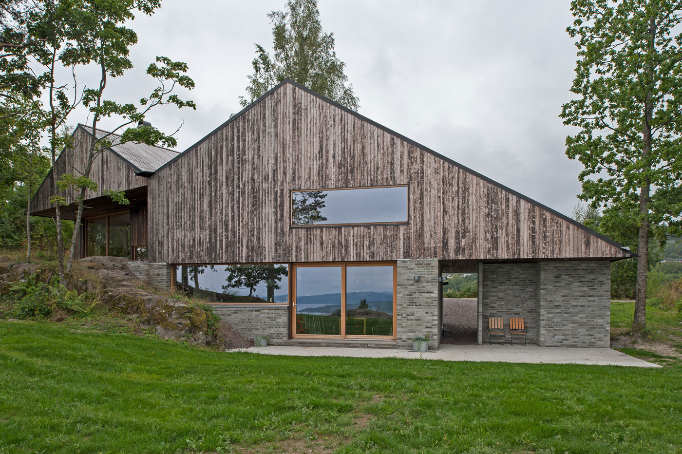A Stunning Double-Gabled House Surrounded by Lush Natural Landscape in Holmestrand, Norway by Schjelderup Trondahl Architects AS (4)