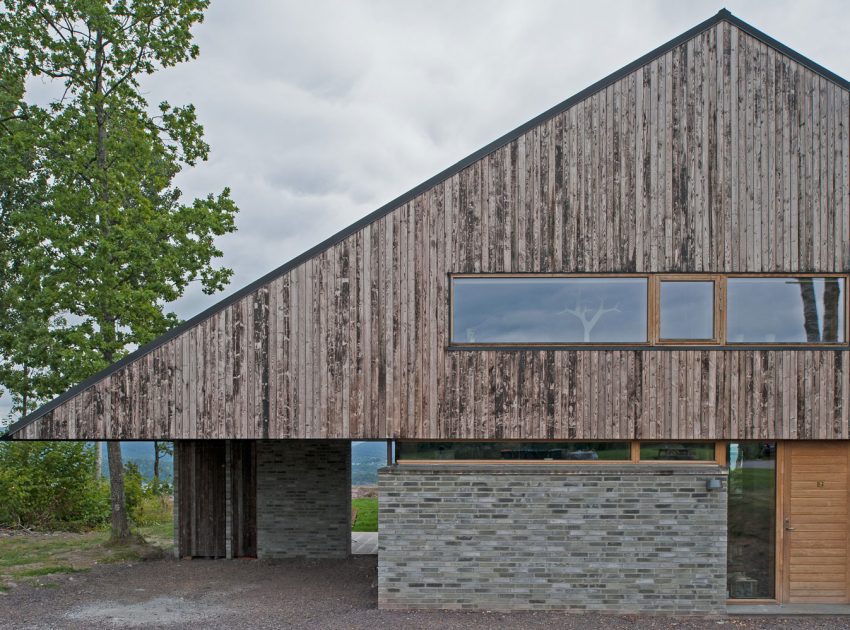 A Stunning Double-Gabled House Surrounded by Lush Natural Landscape in Holmestrand, Norway by Schjelderup Trondahl Architects AS (5)