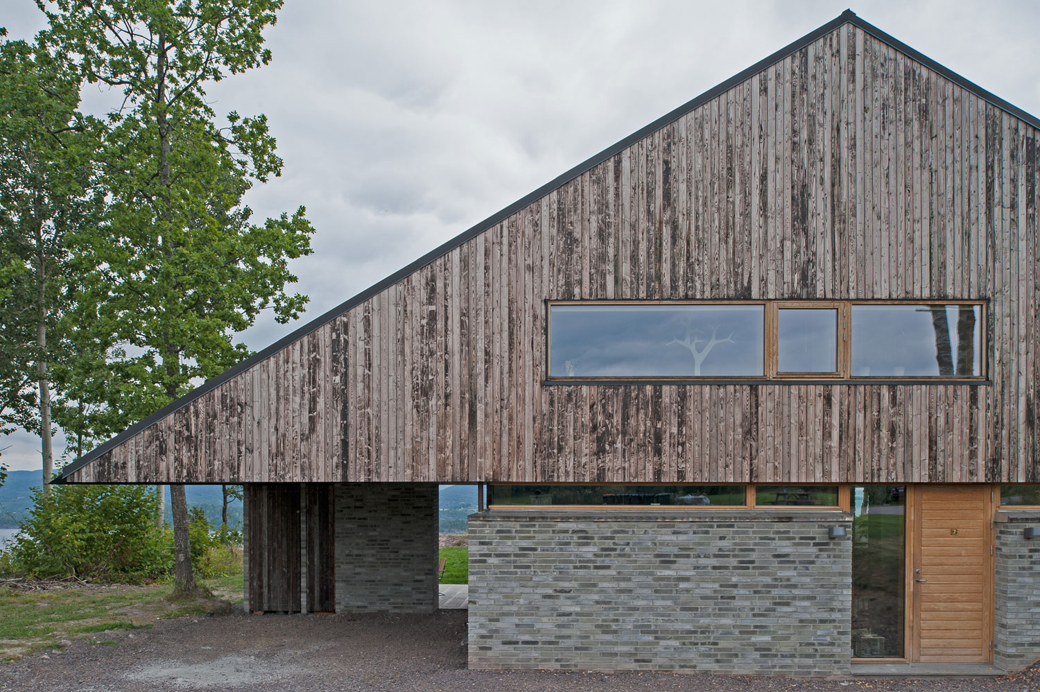A Stunning Double-Gabled House Surrounded by Lush Natural Landscape in Holmestrand, Norway by Schjelderup Trondahl Architects AS (5)