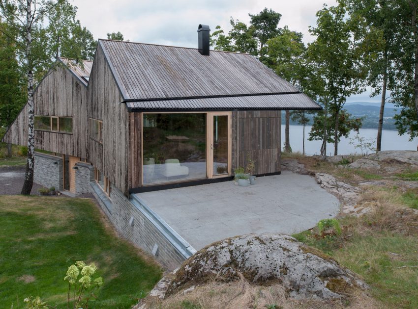 A Stunning Double-Gabled House Surrounded by Lush Natural Landscape in Holmestrand, Norway by Schjelderup Trondahl Architects AS (6)