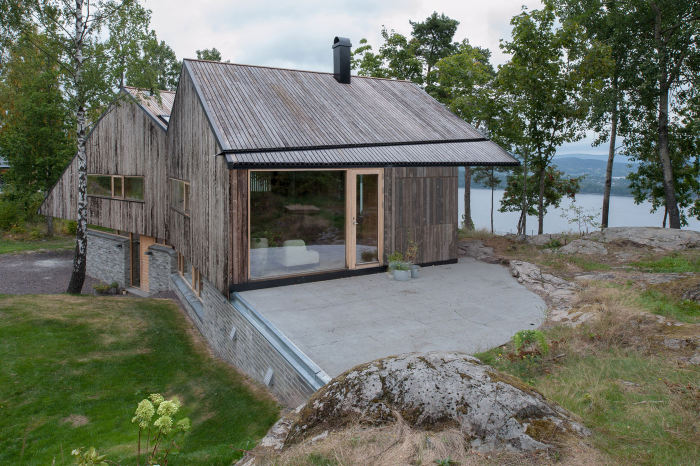 A Stunning Double-Gabled House Surrounded by Lush Natural Landscape in Holmestrand, Norway by Schjelderup Trondahl Architects AS (6)