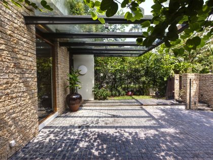 A Stunning House Surrounded by Lush Greenery and Courtyard Gardens in Singapore by Aamer Architects (12)