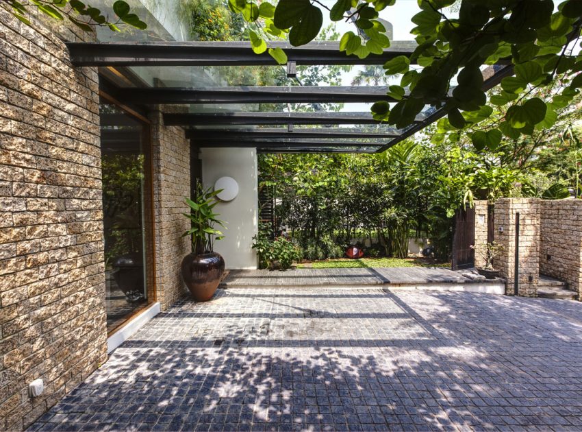 A Stunning House Surrounded by Lush Greenery and Courtyard Gardens in Singapore by Aamer Architects (12)