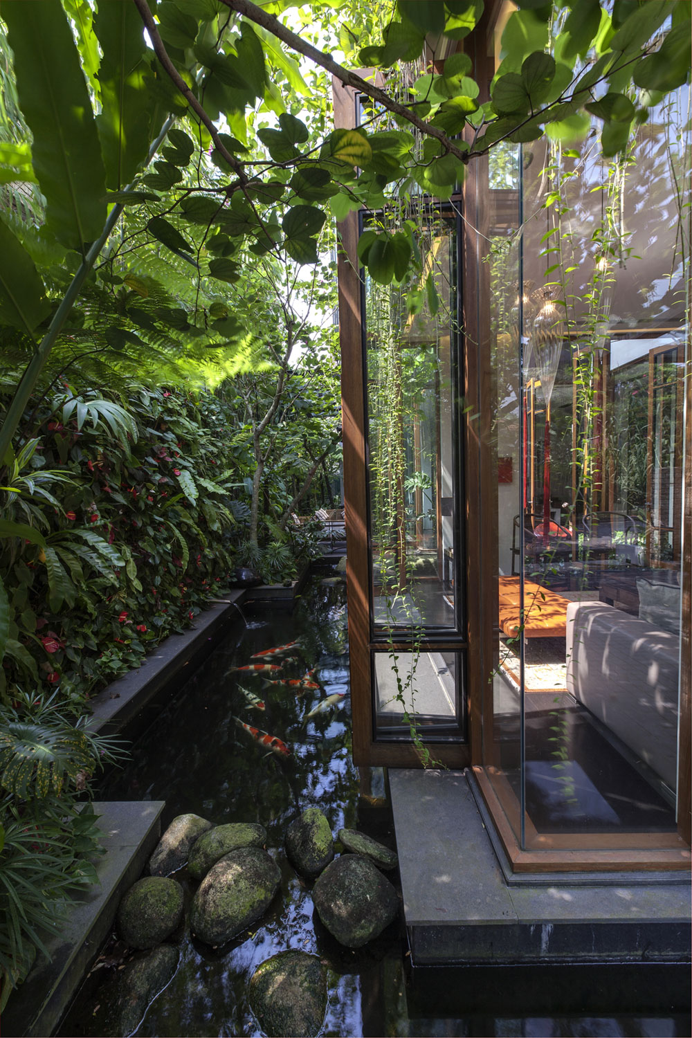 A Stunning House Surrounded by Lush Greenery and Courtyard Gardens in Singapore by Aamer Architects (17)