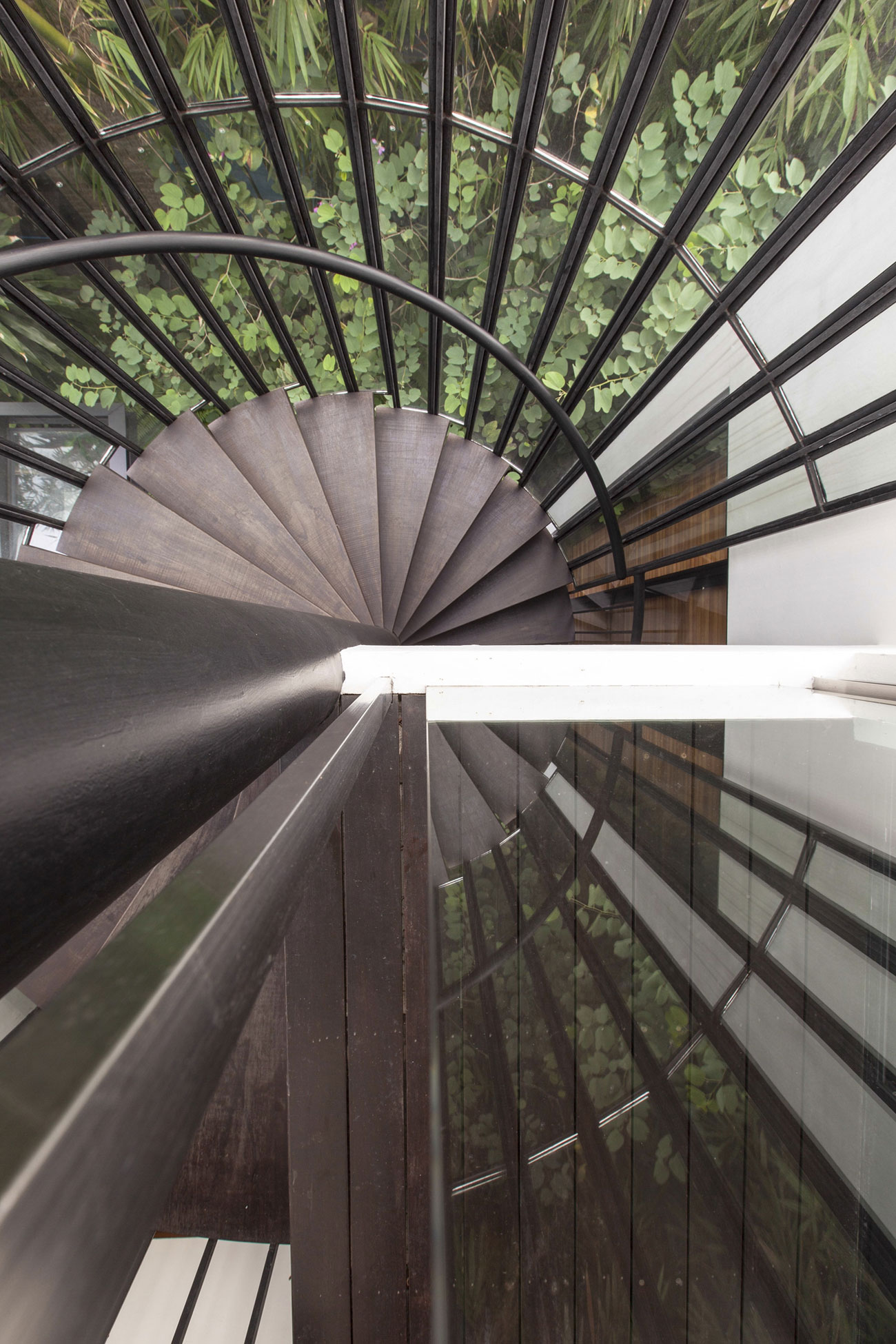 A Stunning House Surrounded by Lush Greenery and Courtyard Gardens in Singapore by Aamer Architects (21)