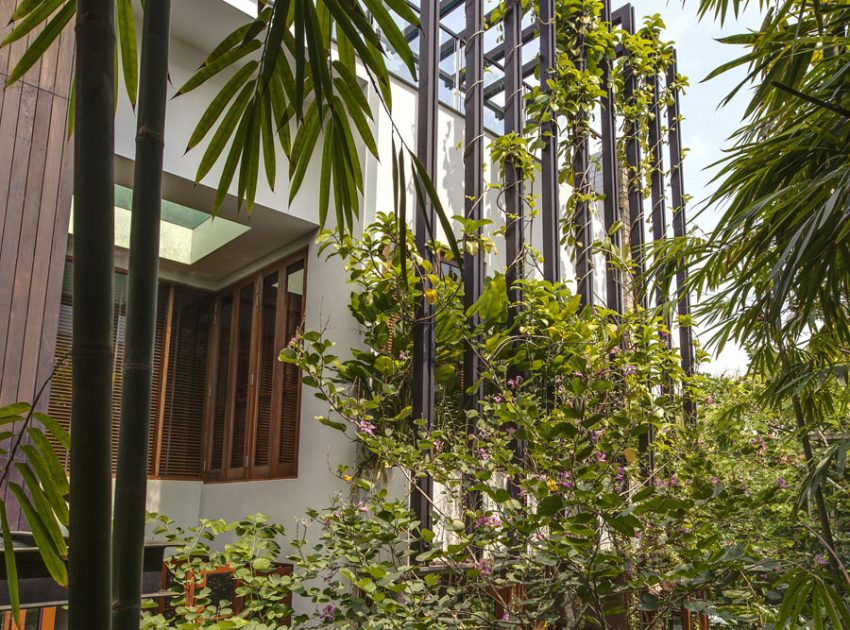 A Stunning House Surrounded by Lush Greenery and Courtyard Gardens in Singapore by Aamer Architects (3)