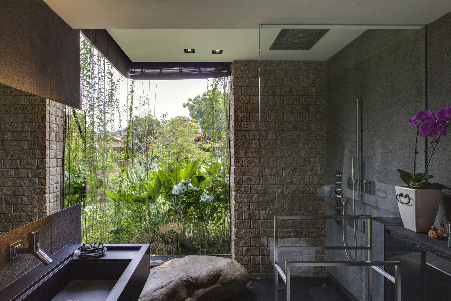 A Stunning House Surrounded by Lush Greenery and Courtyard Gardens in Singapore by Aamer Architects (30)