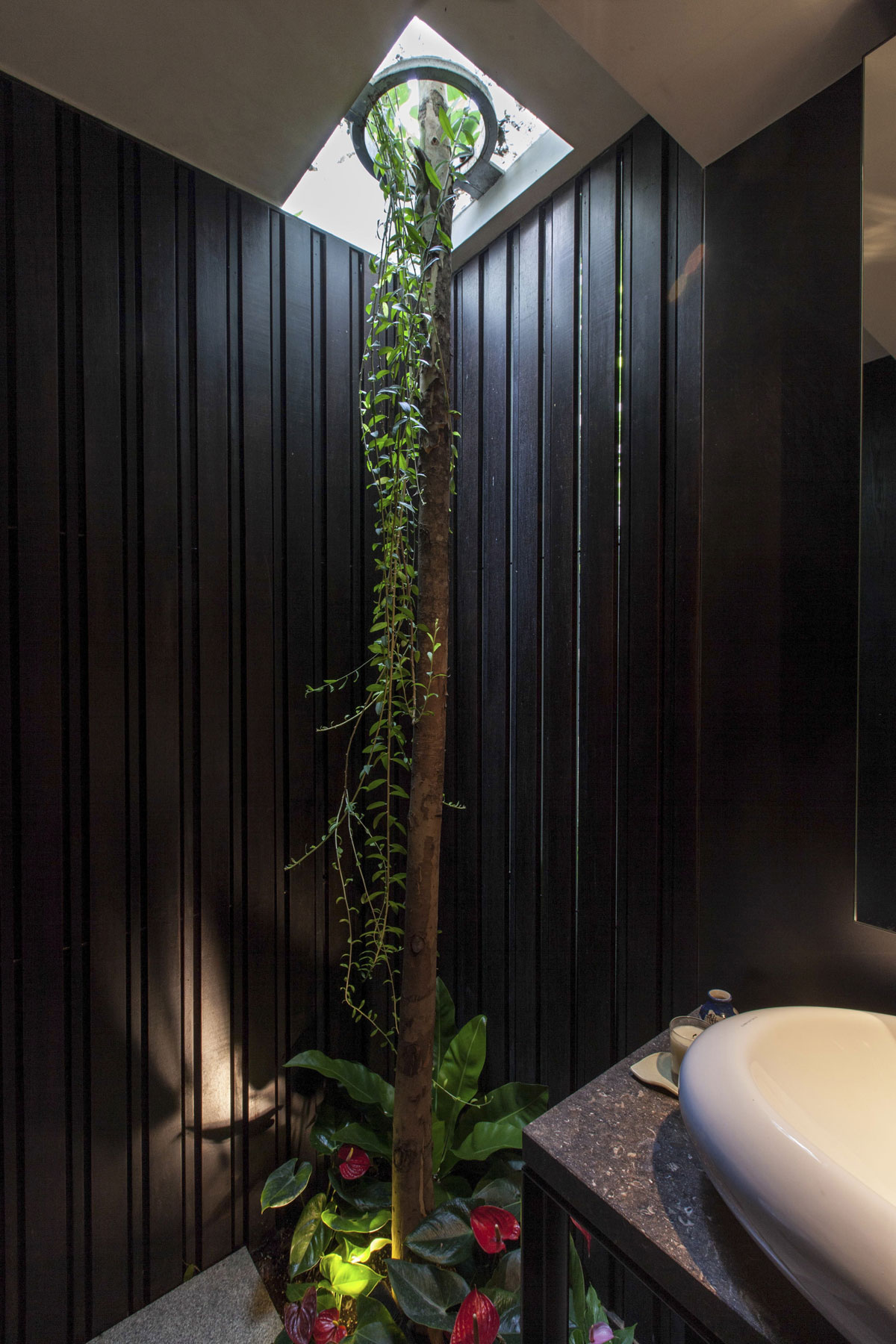 A Stunning House Surrounded by Lush Greenery and Courtyard Gardens in Singapore by Aamer Architects (31)