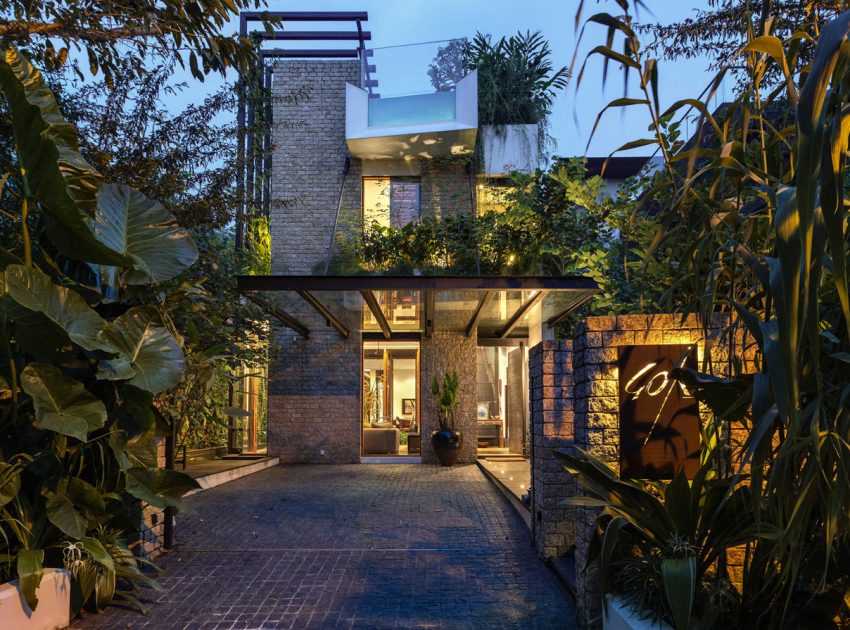 A Stunning House Surrounded by Lush Greenery and Courtyard Gardens in Singapore by Aamer Architects (32)