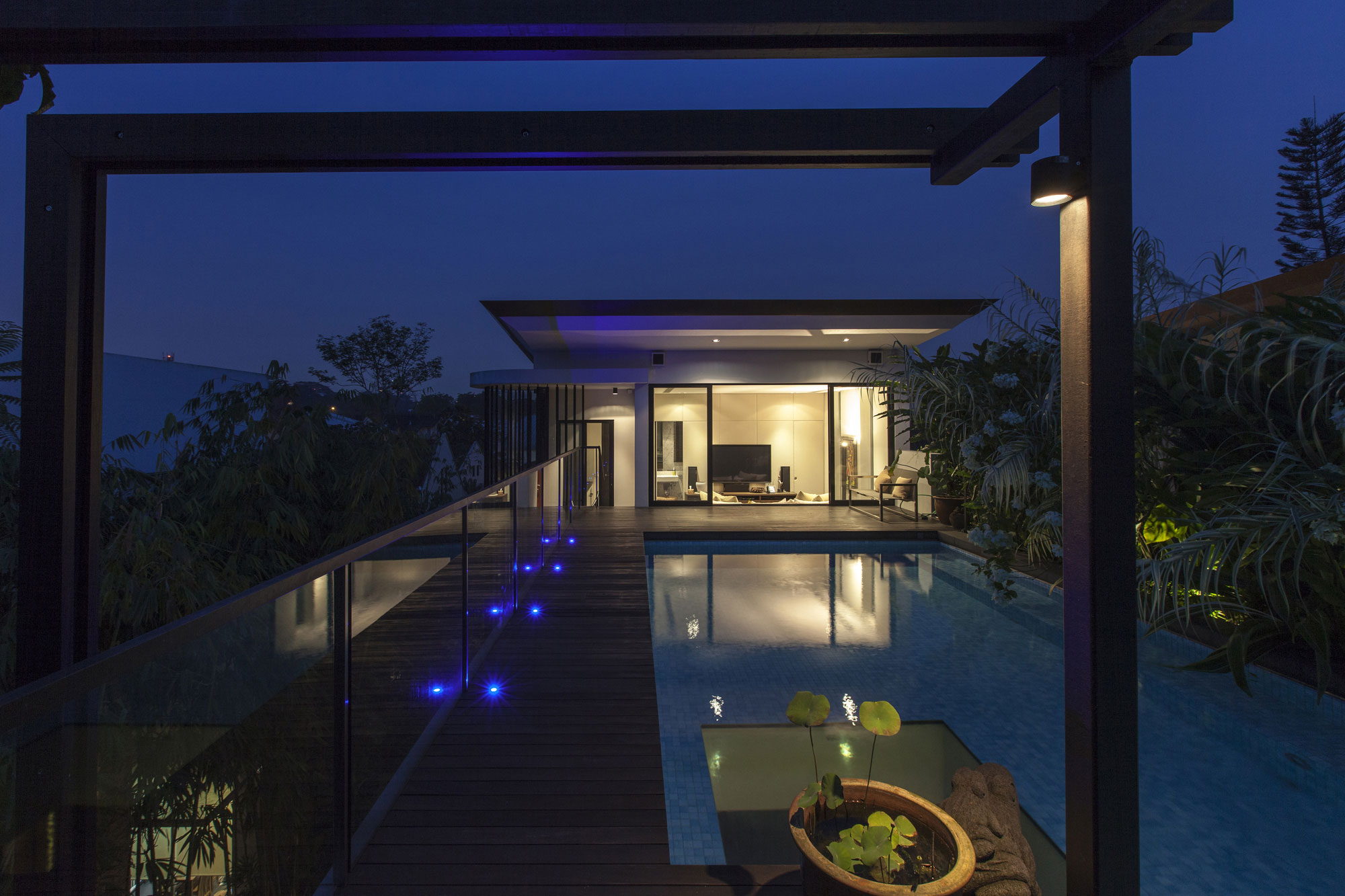 A Stunning House Surrounded by Lush Greenery and Courtyard Gardens in Singapore by Aamer Architects (33)