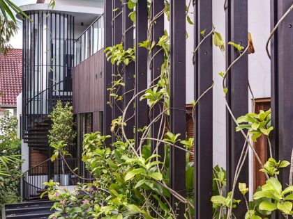 A Stunning House Surrounded by Lush Greenery and Courtyard Gardens in Singapore by Aamer Architects (5)