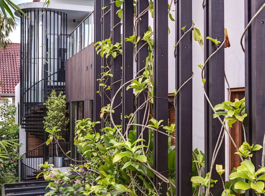 A Stunning House Surrounded by Lush Greenery and Courtyard Gardens in Singapore by Aamer Architects (5)