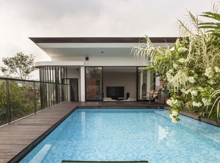 A Stunning House Surrounded by Lush Greenery and Courtyard Gardens in Singapore by Aamer Architects (7)