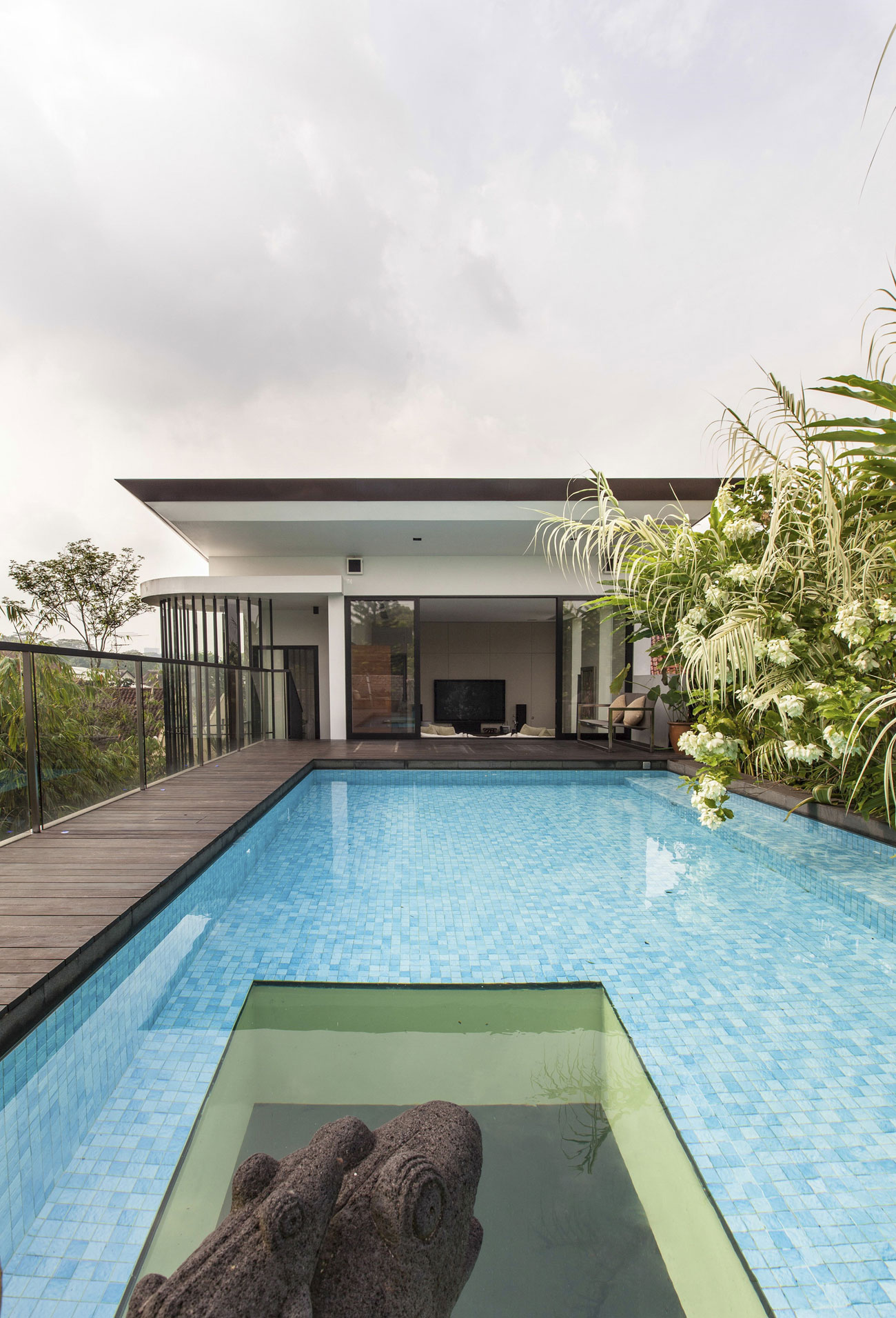 A Stunning House Surrounded by Lush Greenery and Courtyard Gardens in Singapore by Aamer Architects (7)