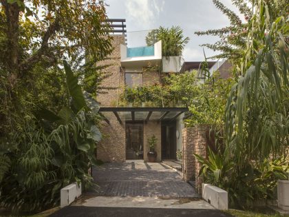 A Stunning House Surrounded by Lush Greenery and Courtyard Gardens in Singapore by Aamer Architects (9)