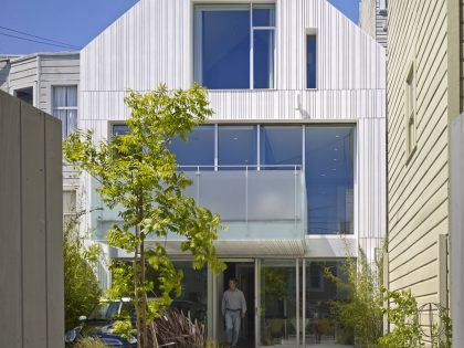 A Stunning House with Two Faces Made of Recycled Plastic and Massive Glass Walls in San Francisco