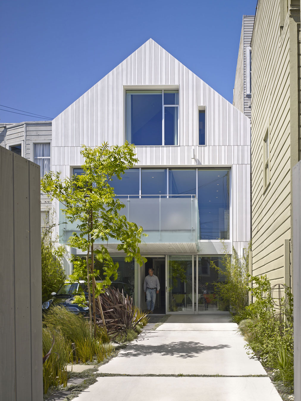 A Stunning House with Two Faces Made of Recycled Plastic and Massive Glass Walls in San Francisco by Kennerly Architecture & Planning (1)