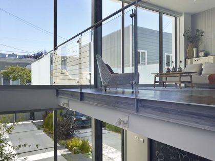A Stunning House with Two Faces Made of Recycled Plastic and Massive Glass Walls in San Francisco by Kennerly Architecture & Planning (11)