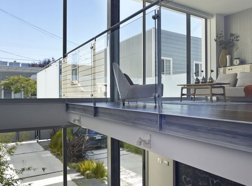 A Stunning House with Two Faces Made of Recycled Plastic and Massive Glass Walls in San Francisco by Kennerly Architecture & Planning (11)