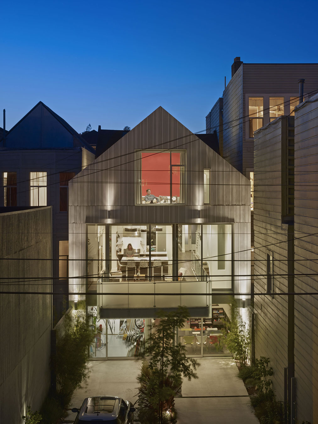 A Stunning House with Two Faces Made of Recycled Plastic and Massive Glass Walls in San Francisco by Kennerly Architecture & Planning (14)