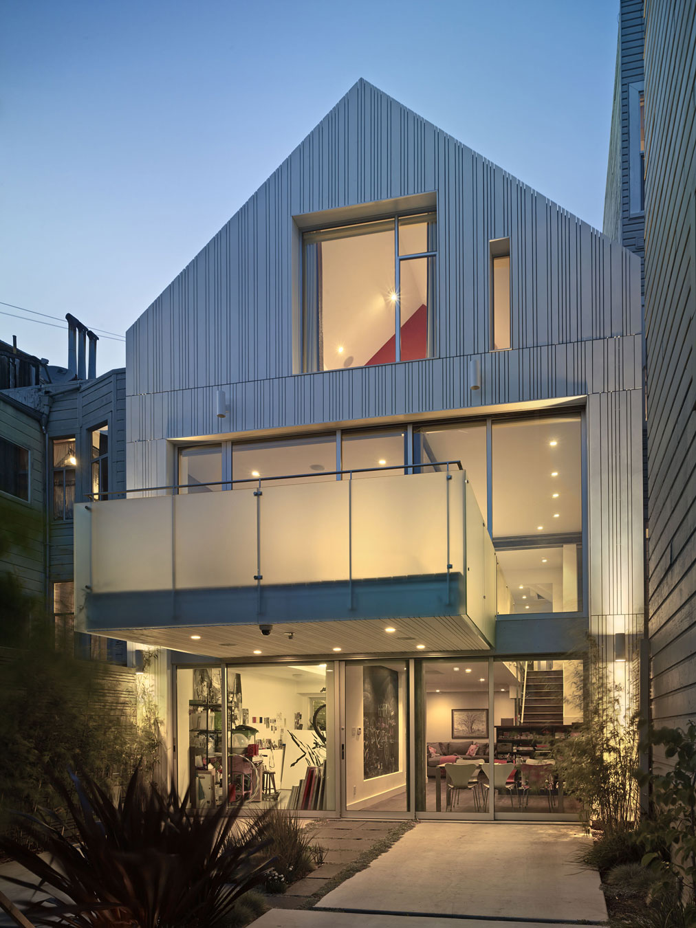 A Stunning House with Two Faces Made of Recycled Plastic and Massive Glass Walls in San Francisco by Kennerly Architecture & Planning (15)