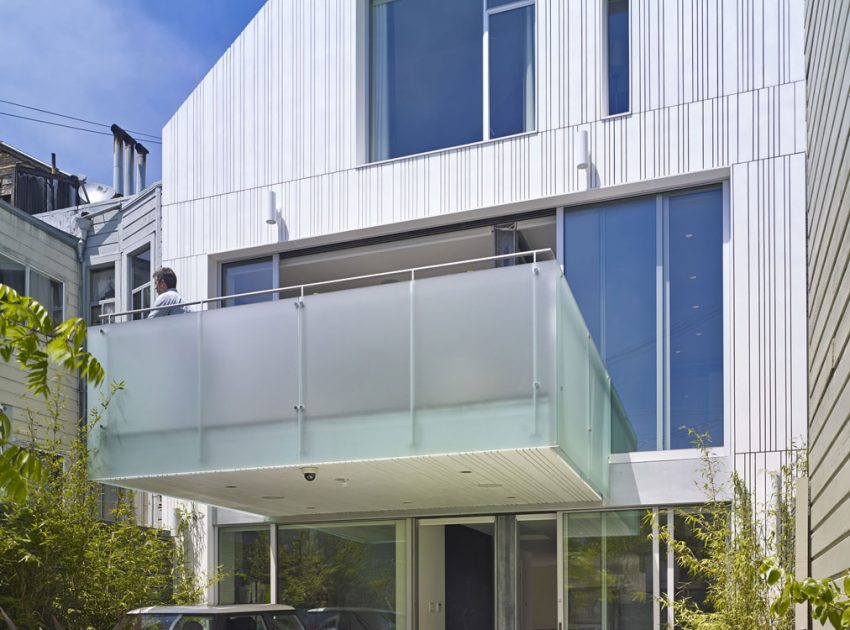 A Stunning House with Two Faces Made of Recycled Plastic and Massive Glass Walls in San Francisco by Kennerly Architecture & Planning (2)