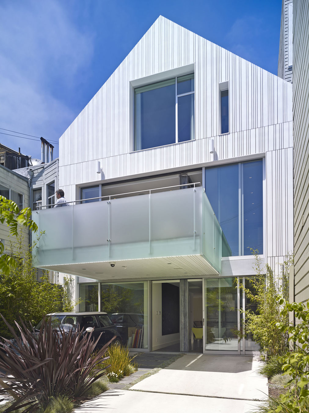 A Stunning House with Two Faces Made of Recycled Plastic and Massive Glass Walls in San Francisco by Kennerly Architecture & Planning (2)