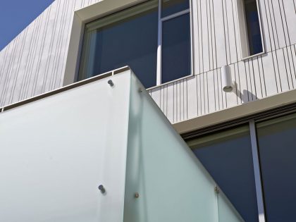 A Stunning House with Two Faces Made of Recycled Plastic and Massive Glass Walls in San Francisco by Kennerly Architecture & Planning (3)