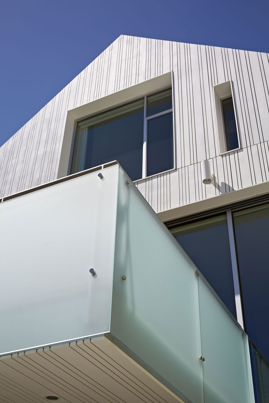 A Stunning House with Two Faces Made of Recycled Plastic and Massive Glass Walls in San Francisco by Kennerly Architecture & Planning (3)
