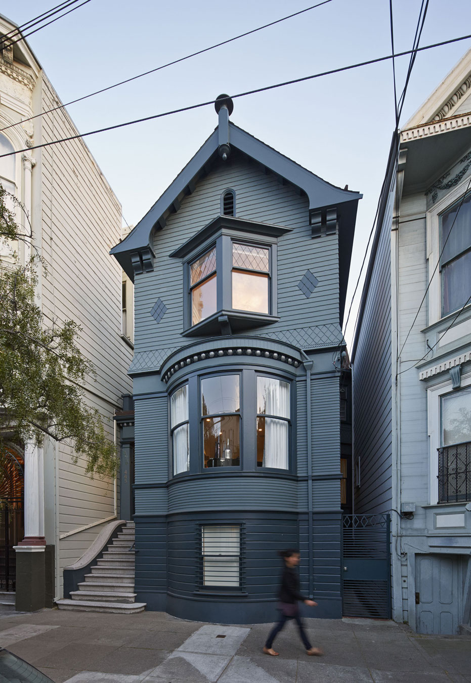 A Stunning House with Two Faces Made of Recycled Plastic and Massive Glass Walls in San Francisco by Kennerly Architecture & Planning (5)