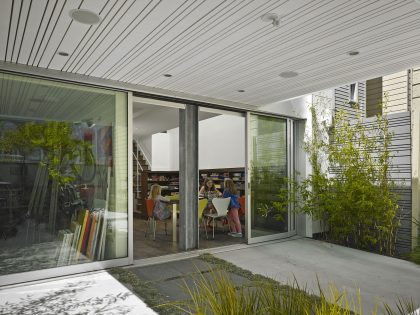 A Stunning House with Two Faces Made of Recycled Plastic and Massive Glass Walls in San Francisco by Kennerly Architecture & Planning (6)