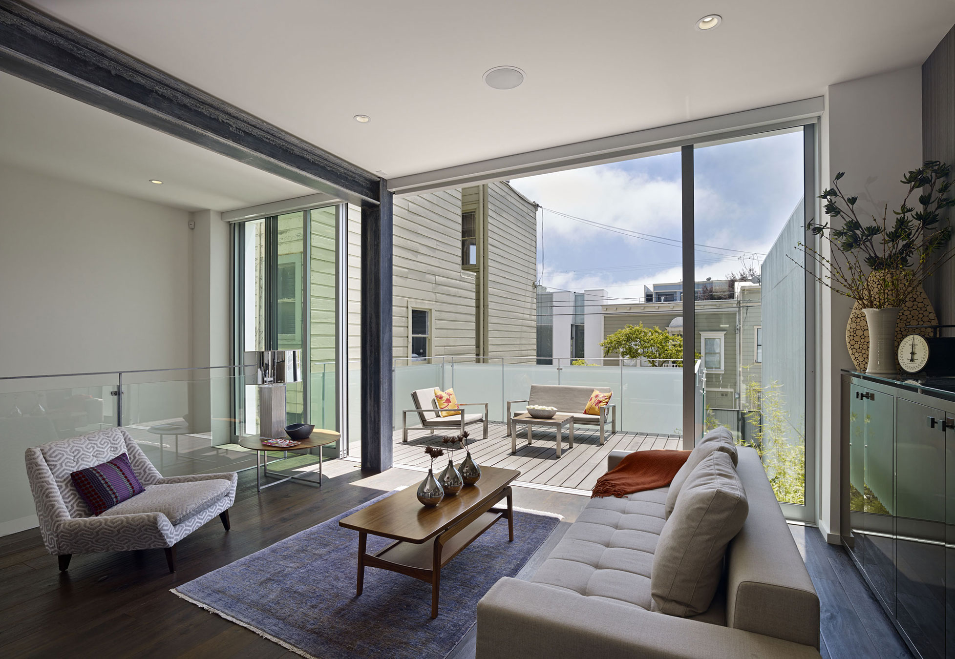 A Stunning House with Two Faces Made of Recycled Plastic and Massive Glass Walls in San Francisco by Kennerly Architecture & Planning (8)