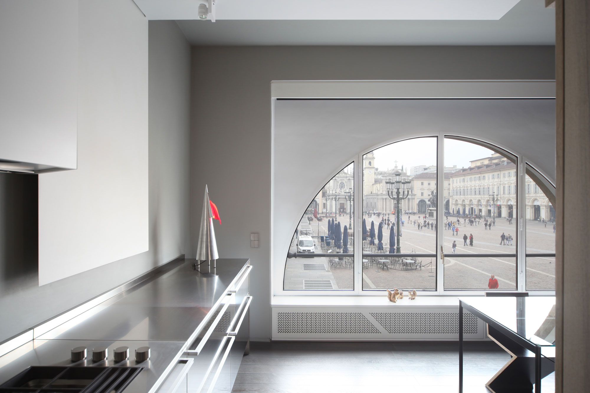 A Stunning Mezzanine Apartment with Unconventional and Spectacular Views in Turin, Italy by UdA (15)