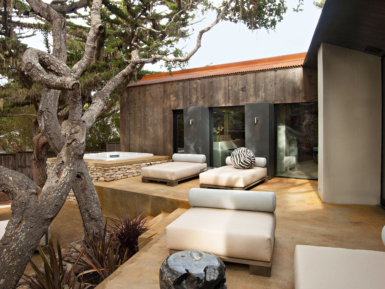 A Stunning Mid-Century Home with Beautiful and Contemporary Indoor-Outdoor in Pebble Beach by Conrad Design Group (10)