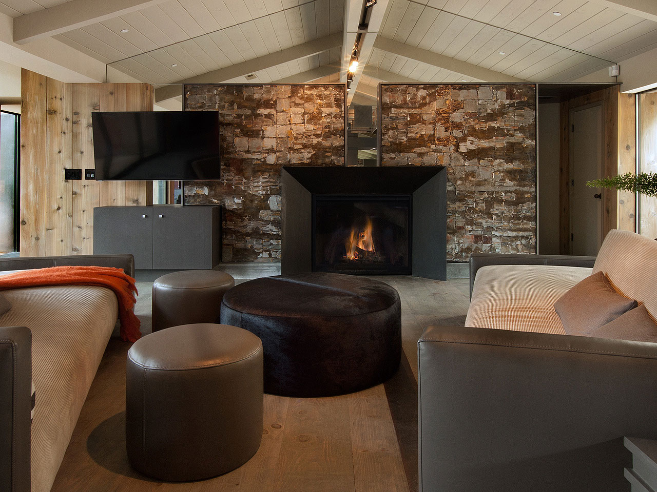 A Stunning Mid-Century Home with Beautiful and Contemporary Indoor-Outdoor in Pebble Beach by Conrad Design Group (21)