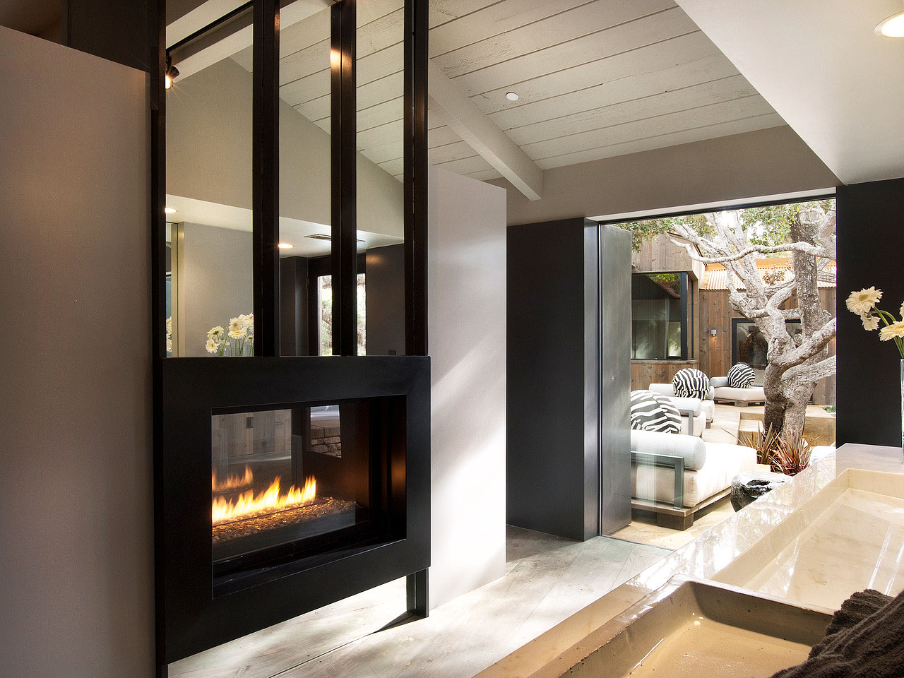 A Stunning Mid-Century Home with Beautiful and Contemporary Indoor-Outdoor in Pebble Beach by Conrad Design Group (24)