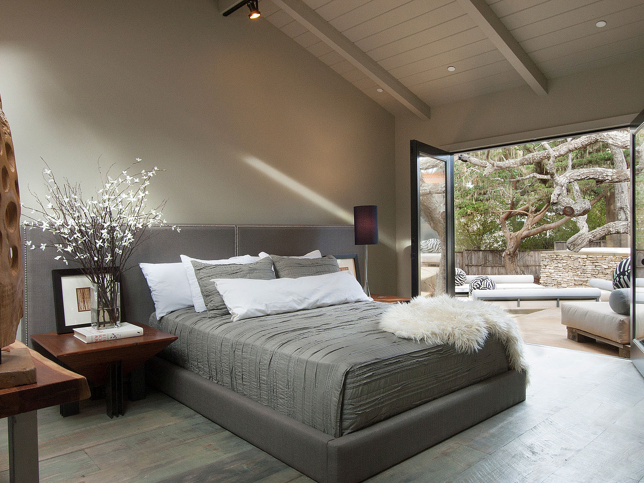 A Stunning Mid-Century Home with Beautiful and Contemporary Indoor-Outdoor in Pebble Beach by Conrad Design Group (27)