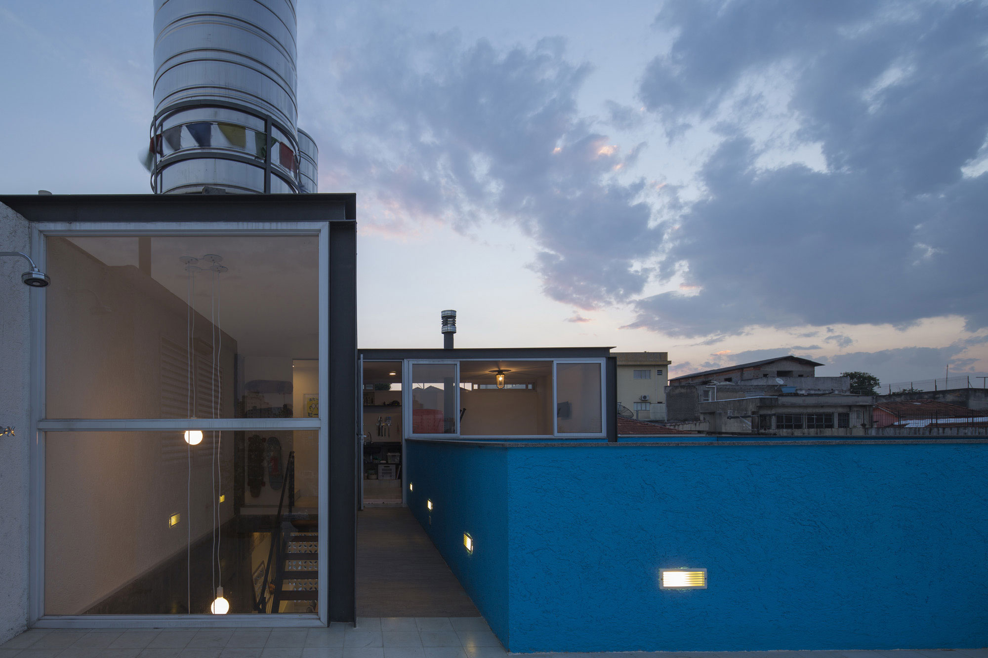 A Stunning Modern Home with Exposed Concrete and Industrial Style in São Paulo by Bonina Arquitetura (15)