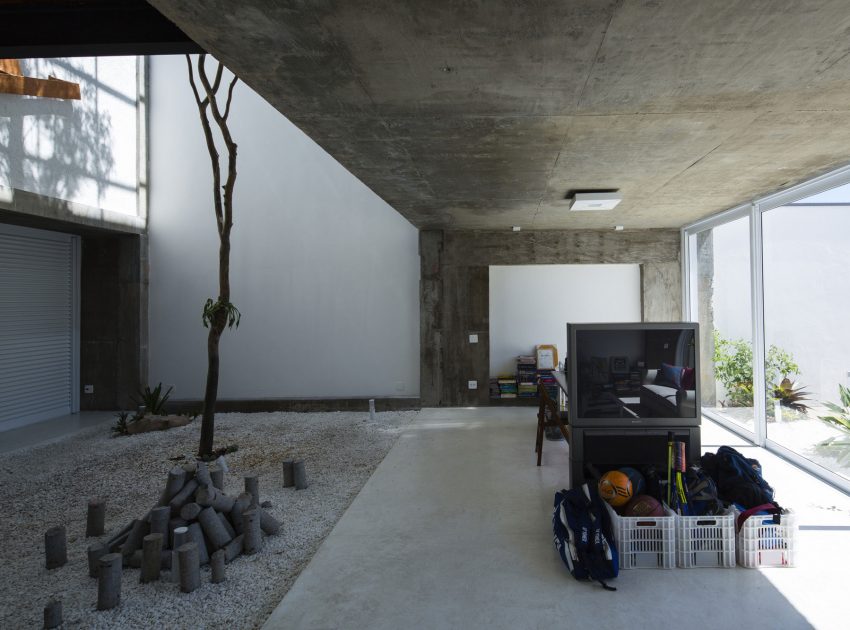 A Stunning Modern Home with Exposed Concrete and Industrial Style in São Paulo by Bonina Arquitetura (2)