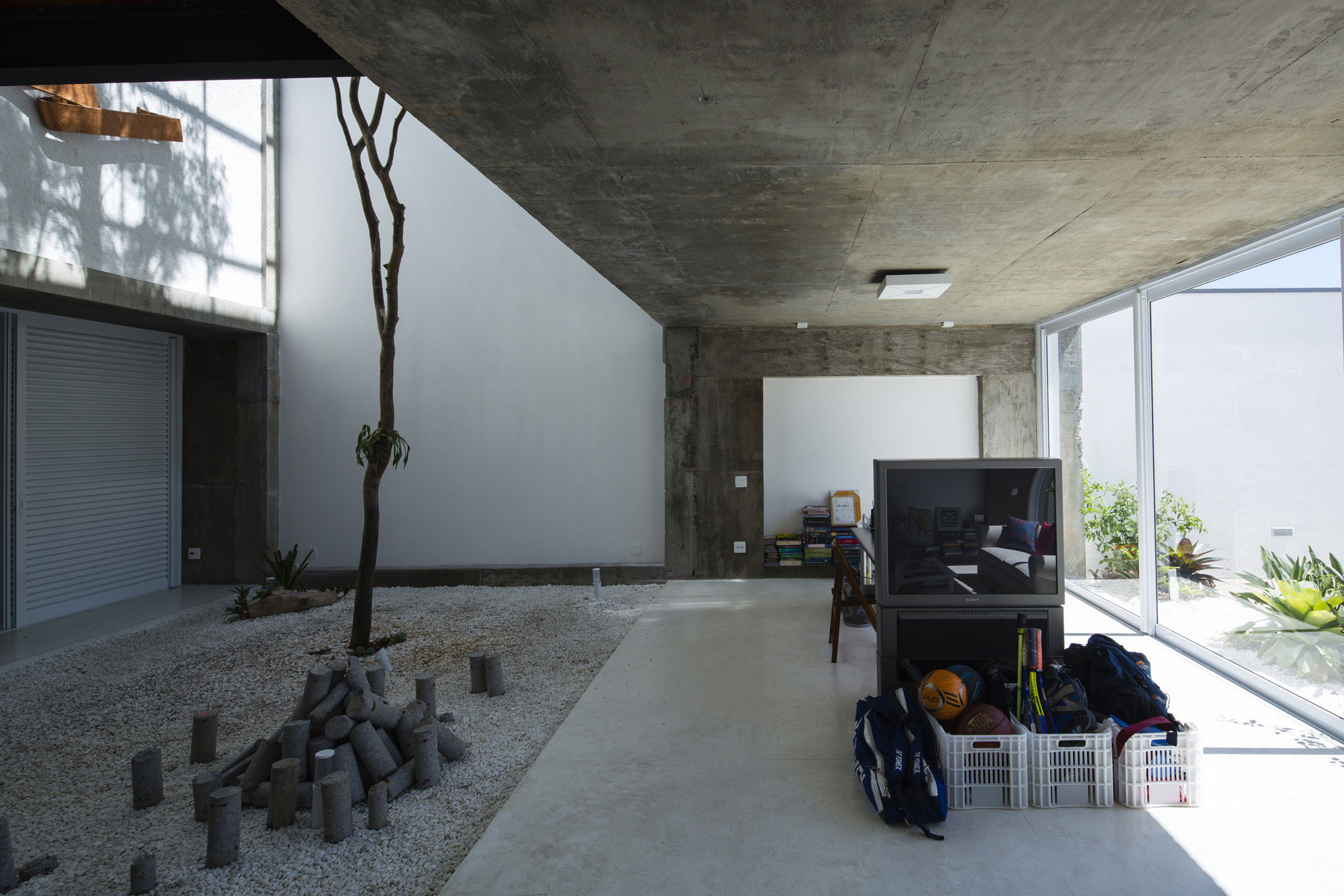A Stunning Modern Home with Exposed Concrete and Industrial Style in São Paulo by Bonina Arquitetura (2)