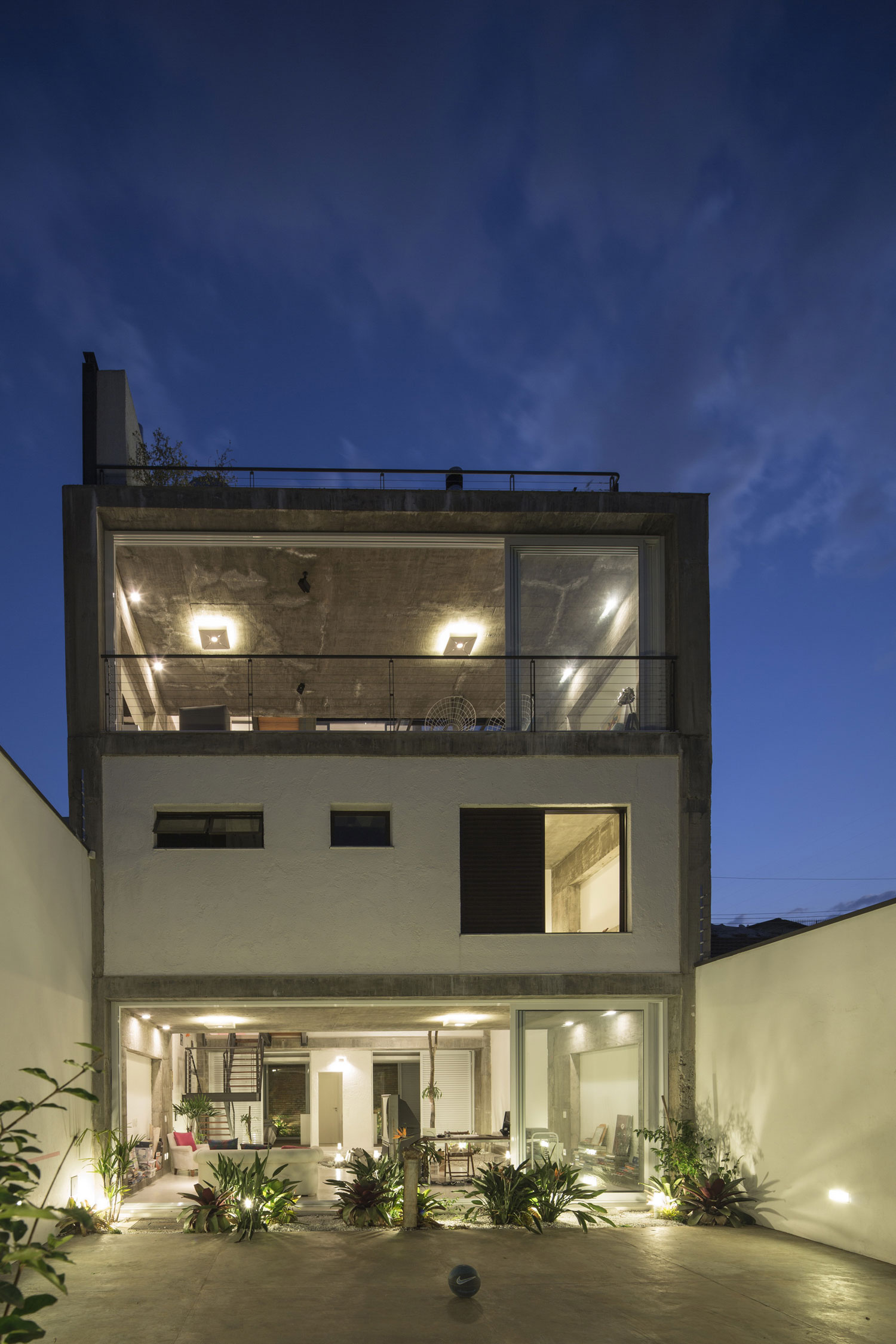 A Stunning Modern Home with Exposed Concrete and Industrial Style in São Paulo by Bonina Arquitetura (21)
