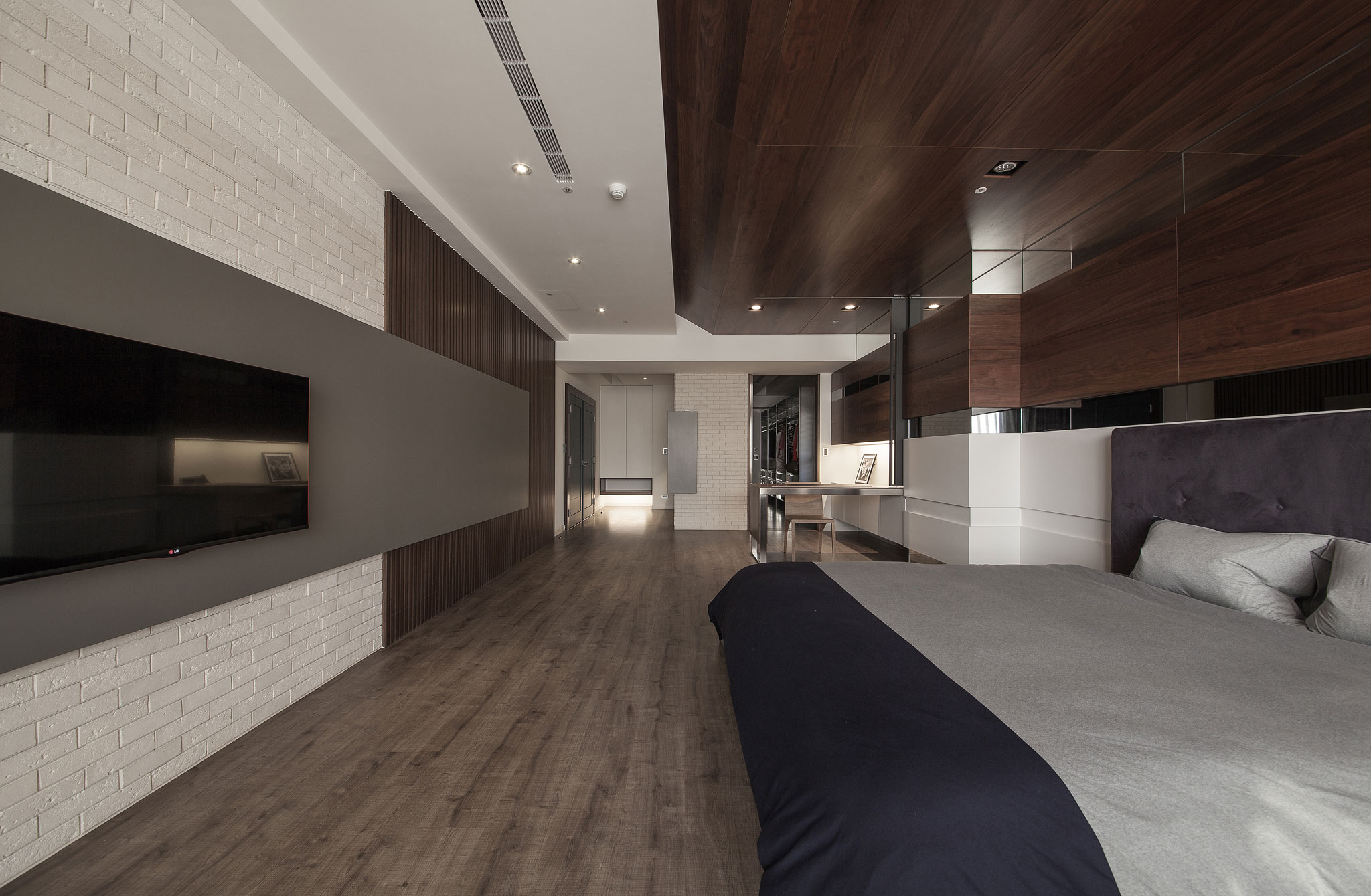 A Stunning Modern Minimalist Loft with Comfortable Interiors in Gushan District by Oliver Interior Design (18)