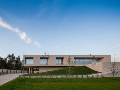 A Stunning Modern Rectangular House with a Splendid Architecture in Oporto, Portugal by Graciana Oliveira (1)