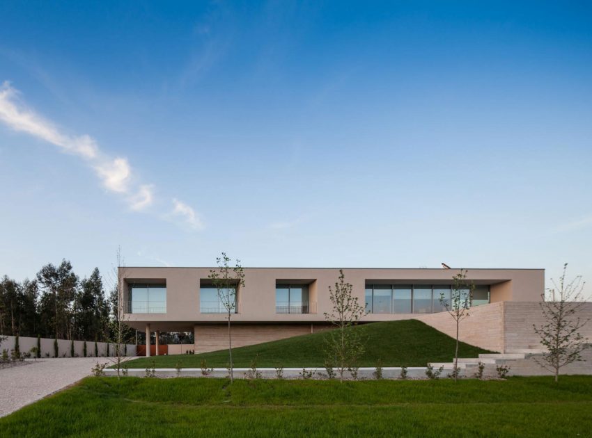 A Stunning Modern Rectangular House with a Splendid Architecture in Oporto, Portugal by Graciana Oliveira (1)