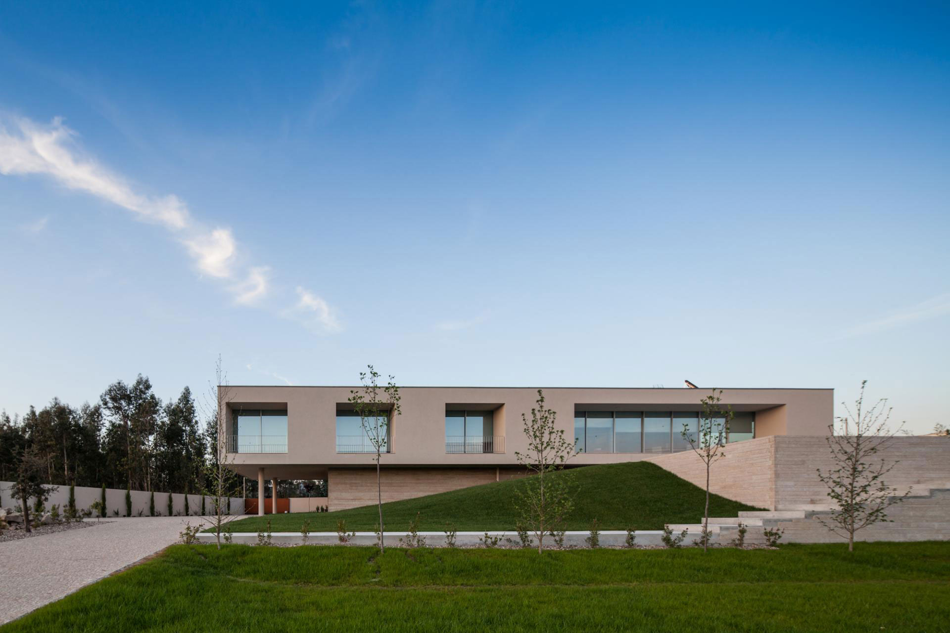 A Stunning Modern Rectangular House With A Splendid Architecture In Oporto Portugal 1 Homedesignso